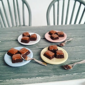 Miniatur-Brownies, Miniatur-Essen, Miniaturen, Puppenhausminiaturen, Puppenhaus-Essen, Essen für Puppenhaus, Puppenessen, Mini-Essen, Puppenhaus
