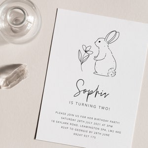 Convite de aniversário editável em coelho com flor | Convite de aniversário para impressão