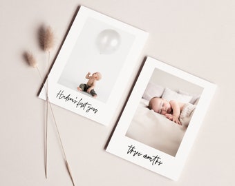 Op de afbeelding: Twee witte fotoprints met zwarte tekst en babyfoto's. Eén print zegt "Hudson's first year" met een baby die naar een ballon kijkt. De andere zegt "three months" met een slapende baby.
