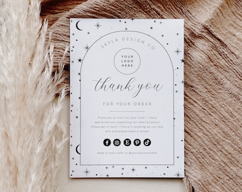 Puede incluir: Una tarjeta de agradecimiento blanca con un diseño de estrellas negras y medias lunas. La tarjeta tiene un arco negro con el texto "SKYLA DESIGN CO" y "YOUR LOGO HERE". El texto "thank you" está escrito en cursiva y el texto "FOR YOUR ORDER" está escrito en mayúsculas. La tarjeta también incluye iconos de redes sociales para Facebook, Instagram, Pinterest, Etsy y TikTok. El texto "Keep in touch with us @yourbusinessname" está en la parte inferior de la tarjeta.