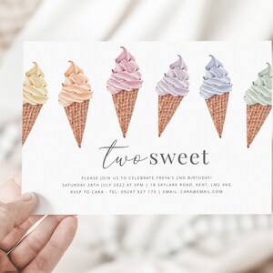 Op de afbeelding: Een kleurrijke uitnodigingskaart met de tekst "two sweet" en een rij van zes ijshoorns in verschillende pastelkleuren. De tekst onder de ijshoorns luidt "Please join us to celebrate Freya's 2nd birthday! Saturday 28th July 2022 at 3pm | 18 Skylark Road, Kent, LM2 4KG RSVP to Cara - Tel: 09247 927 175 | Email: cara@email.com"