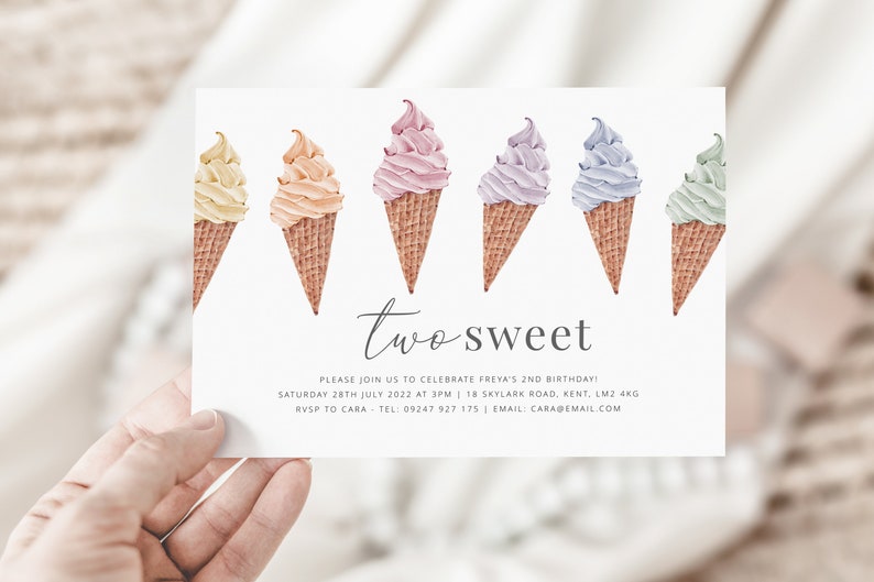 Op de afbeelding: Een kleurrijke uitnodigingskaart met de tekst "two sweet" en een rij van zes ijshoorns in verschillende pastelkleuren. De tekst onder de ijshoorns luidt "Please join us to celebrate Freya's 2nd birthday! Saturday 28th July 2022 at 3pm | 18 Skylark Road, Kent, LM2 4KG RSVP to Cara - Tel: 09247 927 175 | Email: cara@email.com"