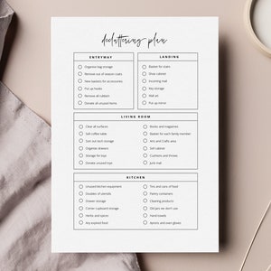 Può includere: Un elenco di controllo per il decluttering stampabile con sezioni per l'ingresso, il pianerottolo, il soggiorno e la cucina. Ogni sezione contiene un elenco di elementi da decluttering, come l'organizzazione del deposito delle borse, la rimozione degli indumenti fuori stagione e la donazione degli articoli inutilizzati.