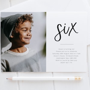 Puede incluir: Una invitaci&oacute;n de cumplea&ntilde;os con una foto de un ni&ntilde;o peque&ntilde;o que lleva una boina gris y una camisa a rayas. La invitaci&oacute;n dice "Six" en escritura cursiva negra e incluye detalles sobre la fiesta de cumplea&ntilde;os, incluida la fecha, la hora, la ubicaci&oacute;n y la informaci&oacute;n de RSVP.