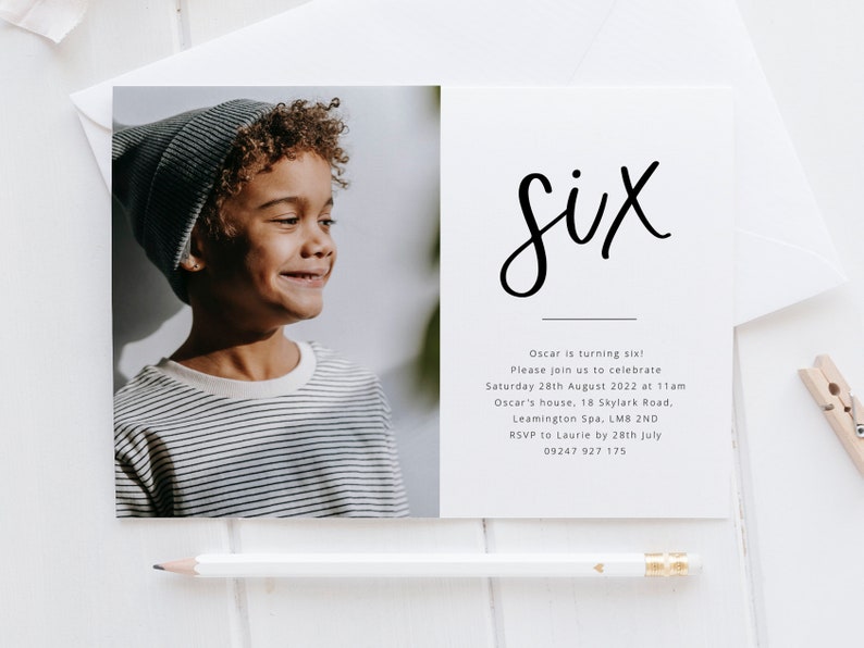 Puede incluir: Una invitaci&oacute;n de cumplea&ntilde;os con una foto de un ni&ntilde;o peque&ntilde;o que lleva una boina gris y una camisa a rayas. La invitaci&oacute;n dice "Six" en escritura cursiva negra e incluye detalles sobre la fiesta de cumplea&ntilde;os, incluida la fecha, la hora, la ubicaci&oacute;n y la informaci&oacute;n de RSVP.