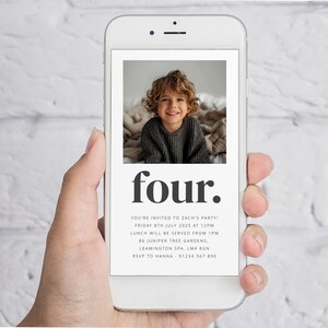 K&ouml;nnte beinhalten: Eine digitale Einladung zu einer vierten Geburtstagsfeier eines Kindes. Die Einladung zeigt ein Foto eines jungen Jungen mit lockigem Haar, der l&auml;chelnd in die Kamera schaut. Der Text auf der Einladung lautet "vier." und enth&auml;lt Datum, Uhrzeit und Ort der Feier.
