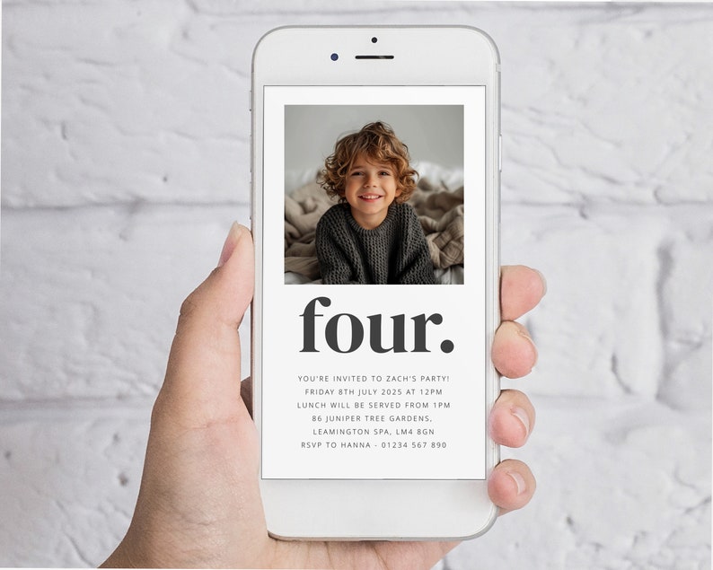 K&ouml;nnte beinhalten: Eine digitale Einladung zu einer vierten Geburtstagsfeier eines Kindes. Die Einladung zeigt ein Foto eines jungen Jungen mit lockigem Haar, der l&auml;chelnd in die Kamera schaut. Der Text auf der Einladung lautet "vier." und enth&auml;lt Datum, Uhrzeit und Ort der Feier.