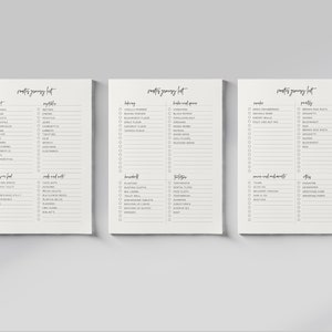 K&ouml;nnte beinhalten: Drei druckbare Einkaufslisten mit Kontrollk&auml;stchen f&uuml;r verschiedene Kategorien von Artikeln, darunter Obst, Gem&uuml;se, Vorratsartikel, Backzutaten, Haushalts- und K&ouml;rperpflegeartikel sowie andere verschiedene Artikel. Die Listen sind mit "Einkaufsliste" betitelt.