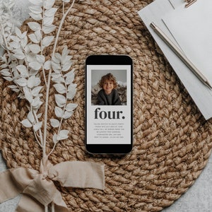 K&ouml;nnte beinhalten: Ein Smartphone, auf dem eine Einladung zu einer Geburtstagsfeier f&uuml;r einen Jungen, der vier Jahre alt wird, angezeigt wird. Die Einladung zeigt ein Foto des Jungen, den Text "vier." und Details zur Party, einschlie&szlig;lich Datum, Uhrzeit, Ort und RSVP-Informationen.