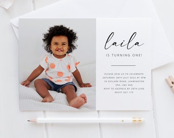 Op de afbeelding: Een verjaardagsuitnodiging met een foto van een lachende peuter in een witte top met oranje stippen en een spijkerbroek. De uitnodigingstekst luidt "laila IS TURNING ONE!" met evenementdetails.