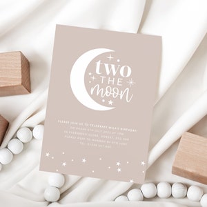 Peut inclure: Une carte d'invitation de couleur beige clair avec du texte blanc qui dit "two the moon" avec une lune croissante blanche et des étoiles. Le texte ci-dessous dit "Please join us to celebrate Mila's birthday! Saturday 4th July 2022 at 5pm 44 Evergreen Close Dorset, 052-488 Please RSVP to Hannah by 6th June Tel: 01234567890"