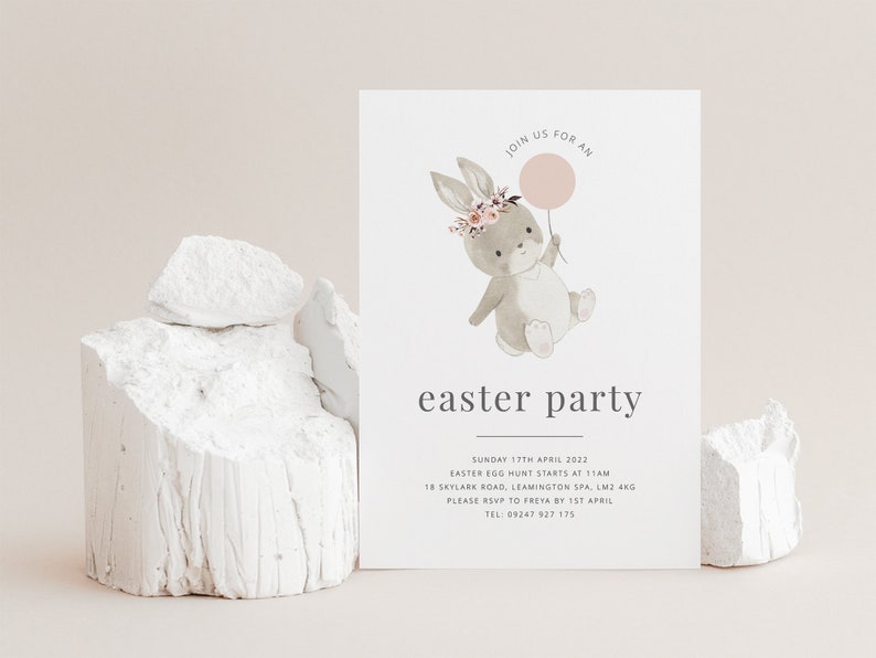 K&ouml;nnte beinhalten: Ein hellgraues Kaninchen mit einem rosa Ballon und einer Blumenkrone. Das Kaninchen h&auml;lt den Ballon in seiner rechten Pfote. Der Text "JOIN US FOR AN easter party" ist unter dem Kaninchen gedruckt. Der Text "SUNDAY 17TH APRIL 2022 EASTER EGG HUNT STARTS AT 11AM 18 SKYLARK ROAD, LEAMINGTON SPA, LM2 4KG PLEASE RSVP TO FREYA BY 1ST APRIL TEL: 09247 927 175" ist unter dem Text "easter party" gedruckt.