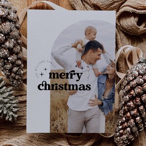 Plantilla de tarjeta navideña con foto / Tarjeta navideña moderna / Tarjeta fotográfica familiar / Tarjeta fotográfica navideña arqueada / Tarjeta navideña editable e imprimible