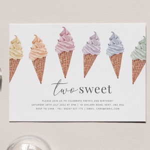 Op de afbeelding: Een kleurrijke uitnodigingskaart met de tekst "two sweet" en een rij van zes ijshoorns in regenboogkleuren. De tekst onder de ijshoorns luidt "Please join us to celebrate Freya's 2nd birthday! Saturday 28th July 2022 at 3pm | 18 Skylark Road, Kent, LM2 4KG RSVP to Cara - Tel: 09247 927 175 | Email: cara@email.com"