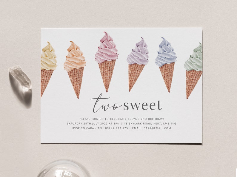 Op de afbeelding: Een kleurrijke uitnodigingskaart met de tekst "two sweet" en een rij van zes ijshoorns in regenboogkleuren. De tekst onder de ijshoorns luidt "Please join us to celebrate Freya's 2nd birthday! Saturday 28th July 2022 at 3pm | 18 Skylark Road, Kent, LM2 4KG RSVP to Cara - Tel: 09247 927 175 | Email: cara@email.com"
