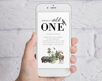 Puede incluir: Una invitación digital para una fiesta de primer cumpleaños con temática de bosque. La invitación presenta una ilustración en blanco y negro de la palabra "ONE" con el texto "hudson is a wild" encima. La invitación también presenta un cardenal rojo, un oso marrón y un alce en un entorno de bosque.