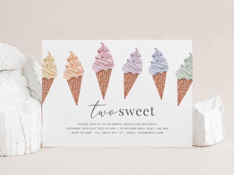 Op de afbeelding: Een kleurrijke uitnodigingskaart met de tekst "two sweet" en een rij van zes ijshoorns in verschillende pastelkleuren. De tekst onder de ijshoorns luidt "Please join us to celebrate Freya's 2nd birthday! Saturday 28th July 2022 at 3pm | 18 Skylark Road, Kent, LM2 4KG RSVP to Cara - Tel: 09247 927 175 | Email: caragemail.com"