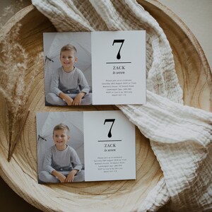 Op de afbeelding: Twee witte kaarten met zwarte tekst en een foto van een jonge jongen. De bovenste kaart heeft het nummer "7" en de tekst "Zack is zeven". De onderste kaart heeft dezelfde foto en tekst.