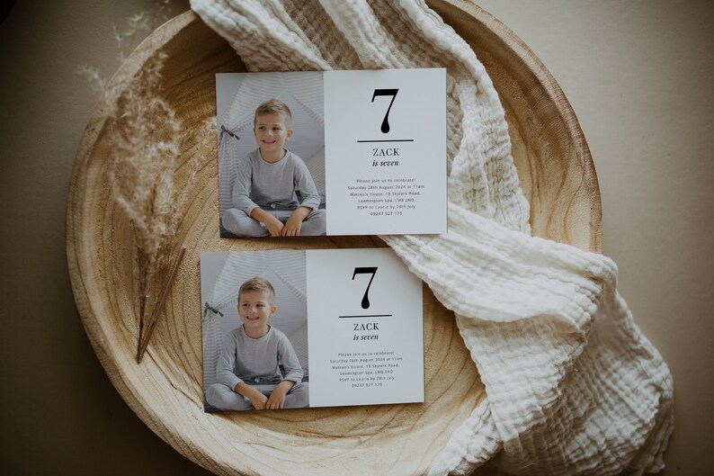 Op de afbeelding: Twee witte kaarten met zwarte tekst en een foto van een jonge jongen. De bovenste kaart heeft het nummer "7" en de tekst "Zack is zeven". De onderste kaart heeft dezelfde foto en tekst.