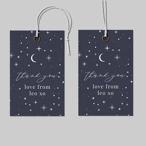 Könnte beinhalten: Zwei dunkelblaue Geschenkanhänger mit einem weißen Halbmond und Sternen auf dunkelblauem Hintergrund. Der Text "Vielen Dank" und "Liebe von leo xo" ist in Weiß auf jedem Anhänger gedruckt.