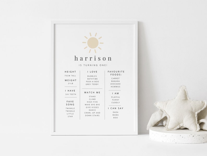 Peut inclure: Une affiche imprimable avec un graphique de soleil et le texte "harrison a un an !" L'affiche liste des informations sur l'enfant, y compris sa taille, son poids, ses aliments pr&eacute;f&eacute;r&eacute;s et les choses qu'il sait faire.