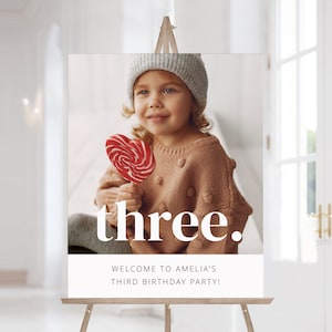 Plantilla de signo de bienvenida del tercer cumpleaños, cartel de tres bienvenidas, signo de bienvenida de cumpleaños con foto, signo de bienvenida totalmente editable e imprimible