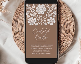 Puede incluir: Una invitación digital para un baby shower con fondo marrón y diseño floral blanco. El texto dice "Cielito lindo" e incluye los detalles del evento: en honor a Hannah Williams, sábado 8 de junio de 2025 a las 3 pm, 22 Riverdale Gardens, Leamington Spa, LM4 8GN, RSVP a Ava - 01234 567 890.