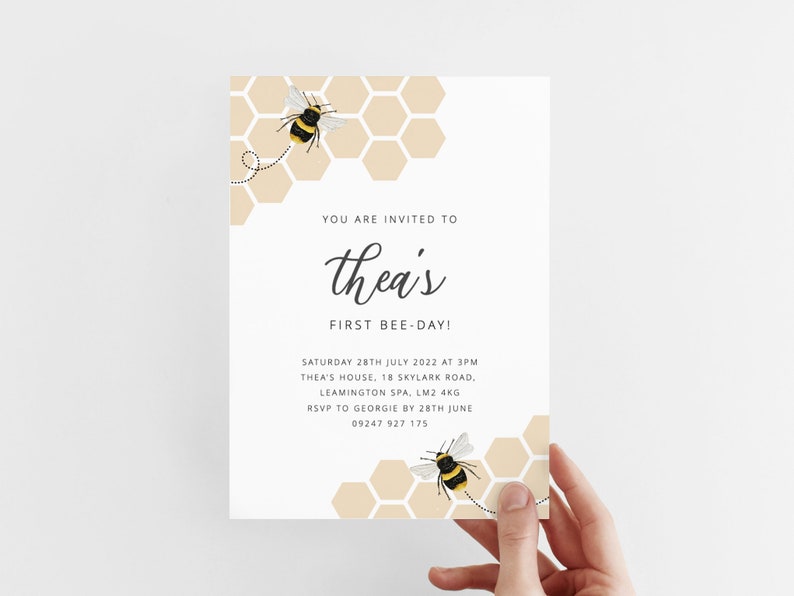 K&ouml;nnte beinhalten: Eine wei&szlig;e Einladungskarte mit einem Bienen-Motiv. Die Karte hat ein Wabenmuster mit zwei Bienen, die herumfliegen. Der Text auf der Karte lautet "You are invited to Thea's First Bee-Day!" Samstag, 28. Juli 2022 um 15:00 Uhr Thea's House, 18 Skylark Road, Leamington Spa, LM2 4KG RSVP an Georgie bis zum 28. Juni 09247 927 175