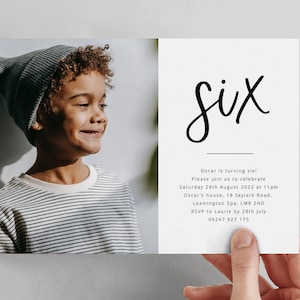 Puede incluir: Una invitaci&oacute;n de cumplea&ntilde;os con una foto de un ni&ntilde;o peque&ntilde;o que lleva una boina gris y una camiseta a rayas. La invitaci&oacute;n dice "Six" en escritura cursiva negra e incluye detalles sobre la fiesta de cumplea&ntilde;os, incluida la fecha, la hora, la ubicaci&oacute;n y la informaci&oacute;n de RSVP.