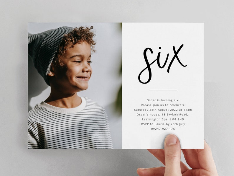 Puede incluir: Una invitaci&oacute;n de cumplea&ntilde;os con una foto de un ni&ntilde;o peque&ntilde;o que lleva una boina gris y una camiseta a rayas. La invitaci&oacute;n dice "Six" en escritura cursiva negra e incluye detalles sobre la fiesta de cumplea&ntilde;os, incluida la fecha, la hora, la ubicaci&oacute;n y la informaci&oacute;n de RSVP.