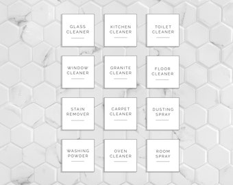 Pode incluir: Etiquetas brancas com texto preto sobre um fundo de azulejos hexagonais brancos. As etiquetas são para diferentes produtos de limpeza, incluindo limpador de vidro, limpador de cozinha, limpador de banheiro, limpador de janelas, limpador de granito, limpador de pisos, removedor de manchas, limpador de carpetes, spray anti-poeira, pó de lavar, limpador de forno e spray para o ambiente.