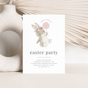 K&ouml;nnte beinhalten: Eine wei&szlig;e Einladungskarte mit einem Hasen, der einen rosa Ballon h&auml;lt. Der Text auf der Karte lautet "Join us for an easter party". Datum, Uhrzeit und Ort der Party sind unter dem Text aufgef&uuml;hrt.