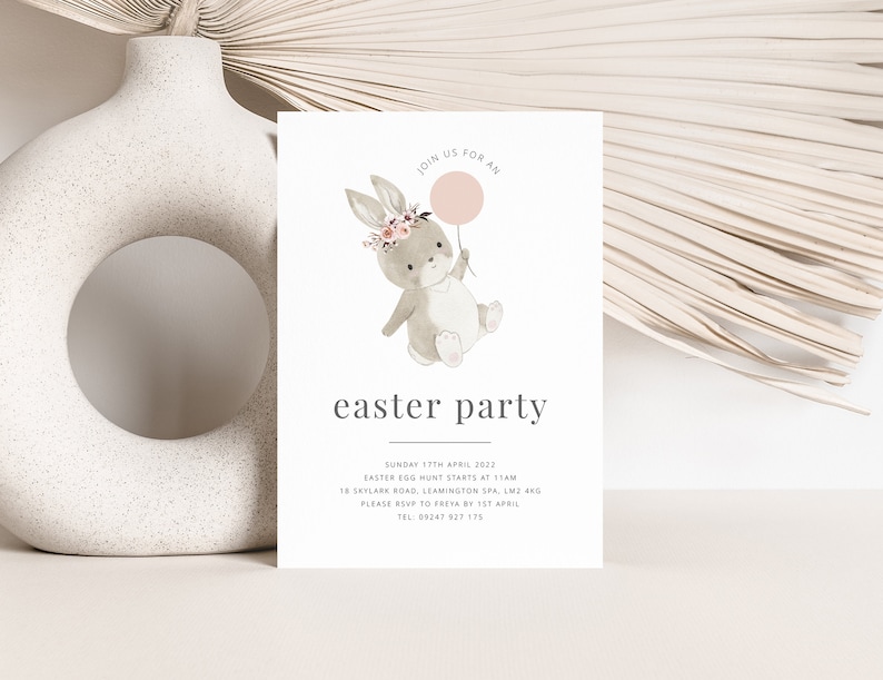 K&ouml;nnte beinhalten: Eine wei&szlig;e Einladungskarte mit einem Hasen, der einen rosa Ballon h&auml;lt. Der Text auf der Karte lautet "Join us for an easter party". Datum, Uhrzeit und Ort der Party sind unter dem Text aufgef&uuml;hrt.