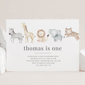 Pu&ograve; includere: Un invito bianco con una fila di animali ad acquerello, tra cui una zebra, una giraffa, un leone, un elefante e una tigre. Il testo "thomas is one" &egrave; stampato in nero nella parte superiore della carta. I dettagli dell'invito sono stampati in nero sotto gli animali.