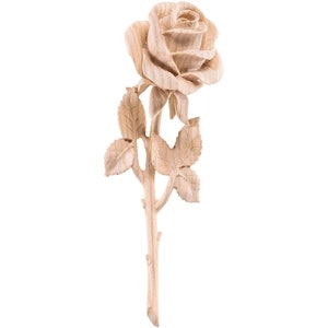 Op de afbeelding: Een houten rozencarving met gedetailleerde bladeren en een stengel. De roos is realistisch gesneden en heeft een lichtbruine kleur.