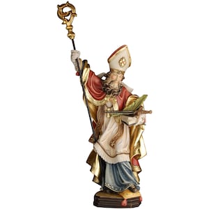 Könnte beinhalten: Eine handgeschnitzte Holzstatue eines Bischofs, der ein Buch, ein Schwert und einen Stab hält. Der Bischof trägt eine rote und goldene Robe mit einer weißen Mitra auf dem Kopf. Die Statue ist in leuchtenden Farben bemalt und hat ein detailliertes, realistisches Aussehen.