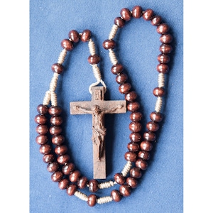 Rosario con Crucifijo barroco (madera de nogal) Decoración religiosa, Regalos religiosos, Regalos católicos, Rosario con crucifijo, Regalos originales,