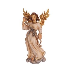 Op de afbeelding: Een houten engelbeeld met gouden vleugels die een rol papier vasthoudt met de tekst "Gloria in excelsis". De engel draagt een witte jurk en heeft een gouden halo.