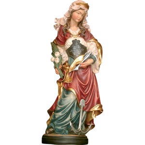 Può includere: Una statua di legno di una donna che indossa una corona, una veste rosso e oro, e tiene un mazzo di fiori bianchi e una penna. La statua è in piedi su una base di legno.