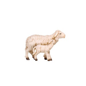 Può includere: Una statuetta di legno bianca di una pecora madre e il suo agnello. La pecora madre è in piedi con la testa girata di lato, mentre l'agnello è in piedi accanto a lei, guardandola.