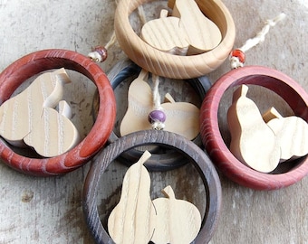 Décoration de fruits en bois de frêne : décoration d'automne fabriquée à la main