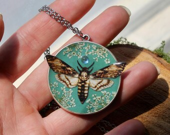 Hanger doodskop vlinder en turquoise geperste kant bloemen