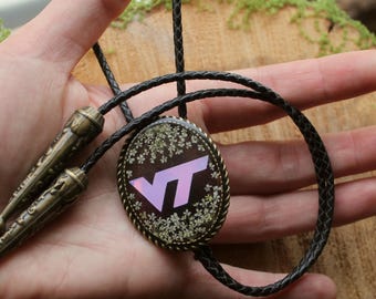 Virginia Tech Echte Geperste Koningin Anne's Kant Bloemen VT Echt Lederen Bolo Tie