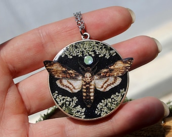 Doodskop vlinder en zwarte hanger met echte geperste kant bloemen