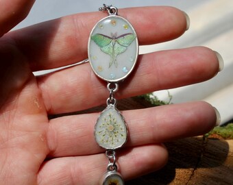 Witte druppelhanger Luna Moth en echte geperste bloemen