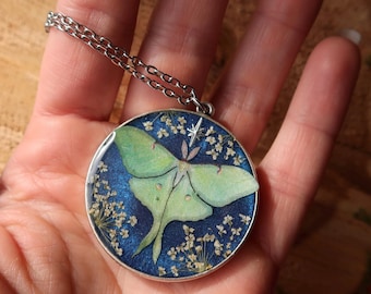 Luna Moth & Real Pressed Lace Flowers Glazen Stenen Donkerblauwe Hanger