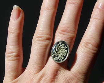 Verstelbare roestvrijstalen ring met geperste Quee Anne's Lace bloem