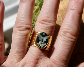 Luna Moth & Real Pressed Lace Flowers Verstelbare gehamerde brede gouden statement ring