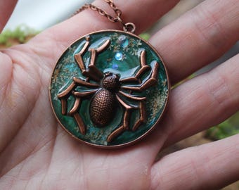 Koperen spin met echte geperste kantbloemen, donkergroene hanger
