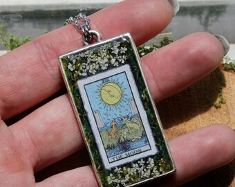 Tarotkaart maan met echt geperste kant bloemen en mos statement-halsketting